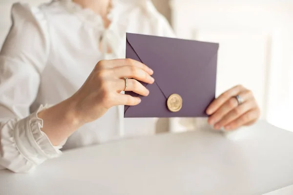 Крупним Планом Жінка Тонким Тілом Тримає Руках Картку Запрошення Фіолетового — стокове фото
