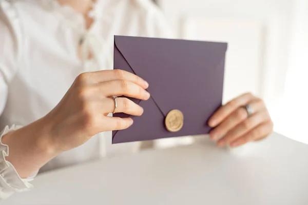 Nahaufnahme Frau Mit Schlankem Körper Hält Händen Die Einladungskarte Lila — Stockfoto