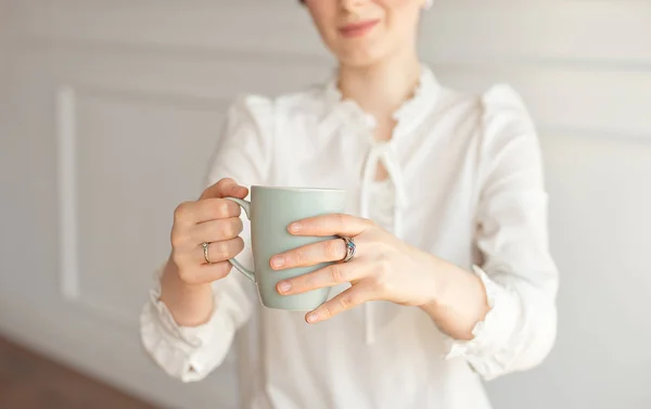 Mädchen Weißen Business Hemd Klassischen Stil Mit Einer Tasse Heißen — Stockfoto