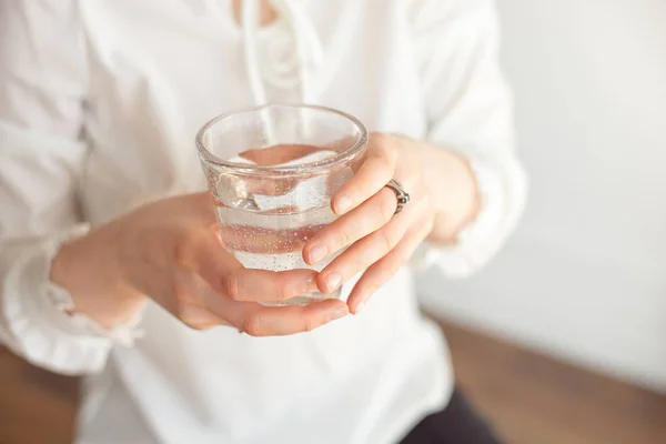 Mãos Femininas Segurando Copo Transparente Água Copo Água Mineral Limpa — Fotografia de Stock