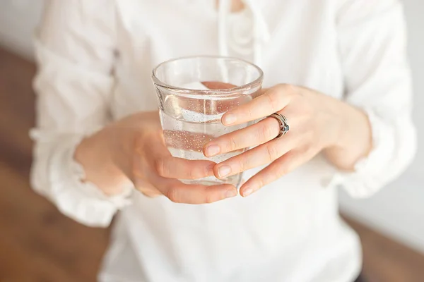 Primer Plano Mano Una Mujer Sosteniendo Vaso Agua Fría Hielo —  Fotos de Stock