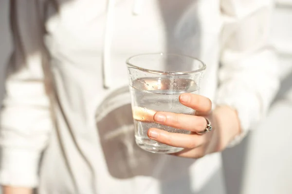 Nahaufnahme Mädchen Hände Büro Steht Sonnenlicht Und Hält Ein Glas — Stockfoto