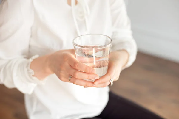 Vaso Agua Mineral Limpia Las Manos Mujer Concepto Protección Del — Foto de Stock