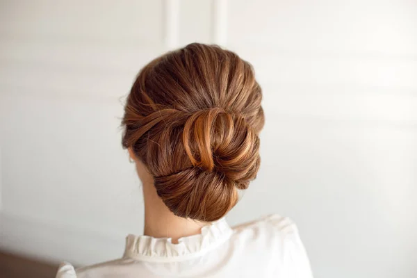 茶色の髪を持つ女性の髪型ミドルバンの背面図 — ストック写真
