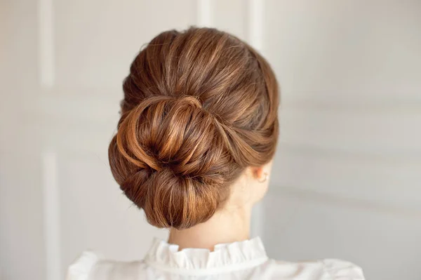 Vue Arrière Chignon Moyen Coiffure Féminine Aux Cheveux Foncés — Photo