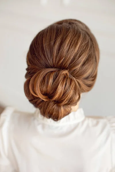 茶色の髪を持つ女性の髪型ミドルバンの背面図 — ストック写真