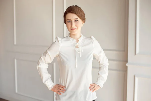 Retrato Uma Jovem Mulher Negócios Bonita Uma Camisa Branca Calças — Fotografia de Stock