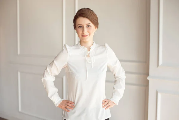 Retrato Uma Jovem Mulher Negócios Bonita Uma Camisa Branca Calças — Fotografia de Stock
