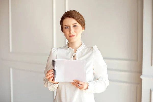 Mulher Negócios Feliz Camisa Branca Calças Pretas Trabalhando Escritório Com — Fotografia de Stock