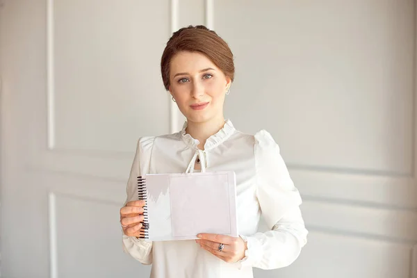 Mulher Negócios Feliz Camisa Branca Calças Pretas Trabalhando Escritório Com — Fotografia de Stock