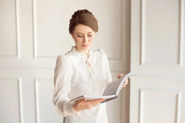 Mulher Negócios Uma Camisa Branca Calças Pretas Olha Documentos Mãos — Fotografia de Stock