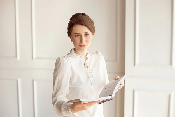 Mulher Negócios Bonita Uma Camisa Branca Calças Escuras Segurando Uma — Fotografia de Stock