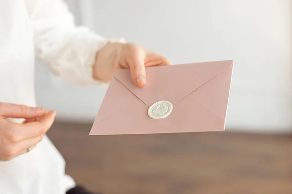 Close Woman White Shirt Business Style Holds Her Hand Invitation — Stock Photo, Image