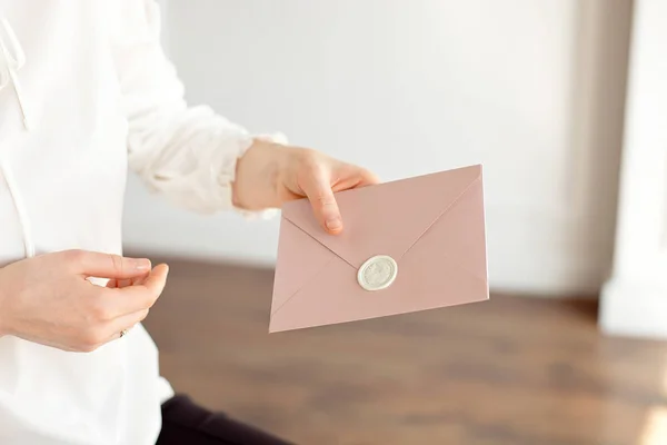 Close Woman White Shirt Business Style Holds Her Hand Invitation — Stock Photo, Image