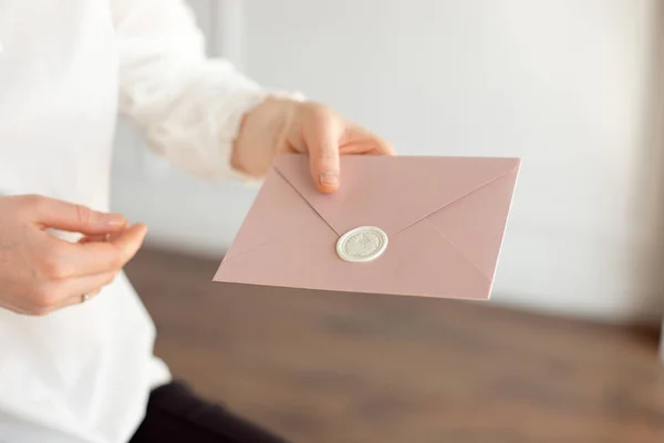 Close Woman White Shirt Business Style Holds Her Hand Invitation — Stock Photo, Image