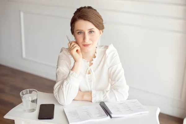 Retrato Uma Bela Sorridente Jovem Empresária Morena Uma Camisa Branca — Fotografia de Stock