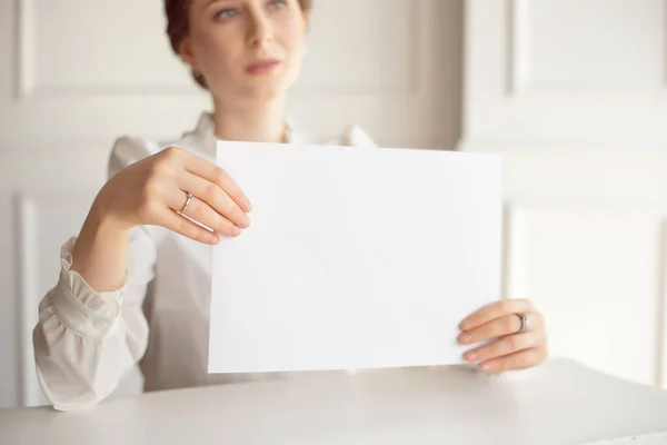 Mulher Segurando Cartão Visita Branco Fundo Parede Branca — Fotografia de Stock