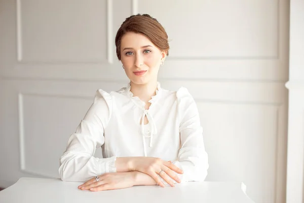 Retrato Uma Bela Sorridente Jovem Empresária Morena Uma Camisa Branca — Fotografia de Stock