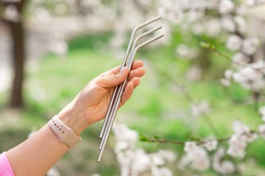 Kız ortamında plastik atık miktarını azaltmak için paslanmaz çelik çubuk tutuyor