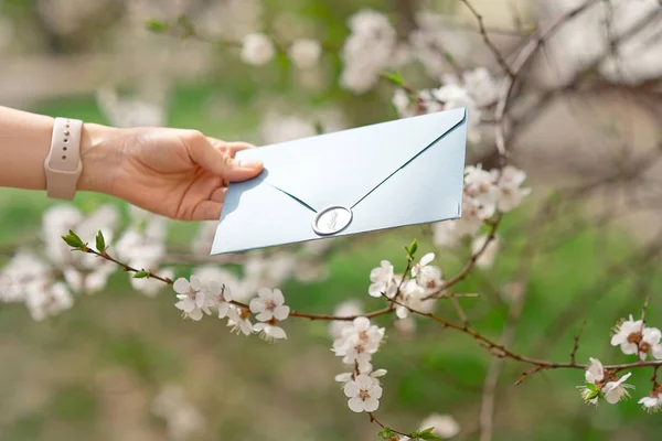 Foto Close Mãos Femininas Segurando Envelope Convite Azul Com Selo — Fotografia de Stock