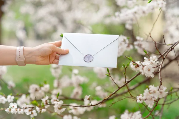Cartões Convite Casamento Envelopes Artesanais Flores Rosa Branca Folhas Verdes — Fotografia de Stock