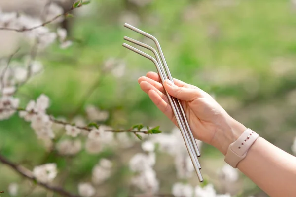 Mädchen Hält Strohhalme Aus Edelstahl Die Menge Plastikmüll Der Umwelt — Stockfoto