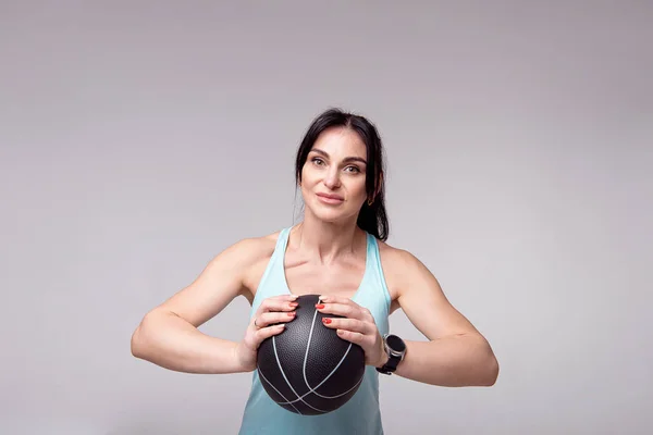 Güzel sportif kadın beyaz arka plan üzerinde izole med topu ile squats yapıyor. Fitness ve sağlıklı yaşam tarzı — Stok fotoğraf