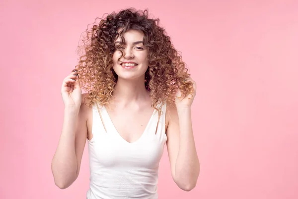 Mooie Vrouw Met Een Glimlach Haar Gezicht Met Verbazingwekkende Krullen — Stockfoto