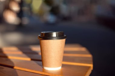 kağıt kahve fincanı gitmek veya kahve götürmek için hazır.