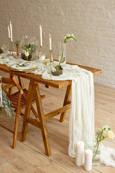 Boho tavola nuziale, decorazioni rustiche, oro e dettagli blu, tavolo in legno, bokeh. Arredo nuziale di lusso. Foglie di Monstera e fiori di orchidea — Foto Stock