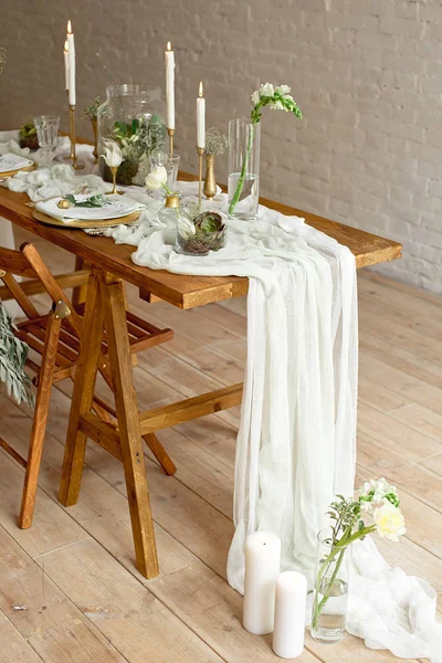 Boho esküvői asztal beállítása, rusztikus dekoráció, arany és kék részleteket, fából készült asztal, bokeh. Luxus esküvői dekoráció. Monstera levelek és orchidea virágok — Stock Fotó