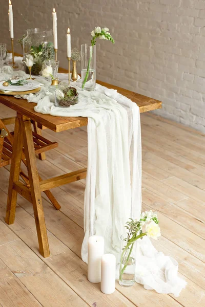 Boho wedding table setting, rustic decorations, gold and blue details, wooden table, bokeh. Luxury wedding decor. Monstera leaves and orchid flowers. — Stock Photo, Image