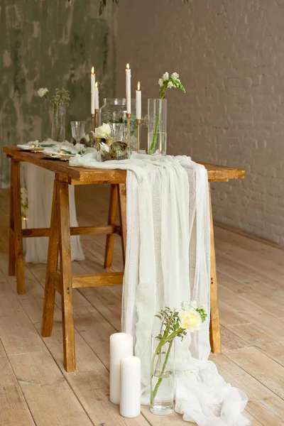 Boho esküvői asztal beállítása, rusztikus dekoráció, arany és kék részleteket, fából készült asztal, bokeh. Luxus esküvői dekoráció. Monstera levelek és orchidea virágok. — Stock Fotó