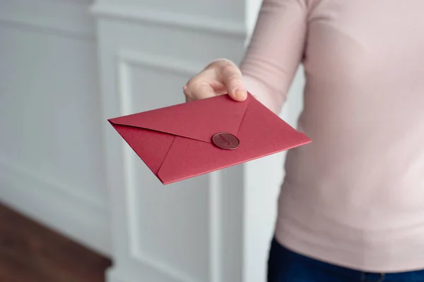 Mulher segurar cartões de convite na mão. Envelopes em mãos close-up — Fotografia de Stock
