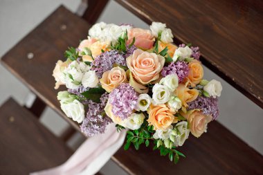 Yabani gül Vintage rustik buket Okaliptüs yeşil yaprakları ve hafif bir arka plan üzerinde leylak dalları devedikeni ile Karanfiller.