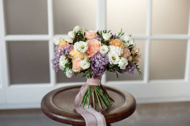 Yabani gül Vintage rustik buket Okaliptüs yeşil yaprakları ve hafif bir arka plan üzerinde leylak dalları devedikeni ile Karanfiller.