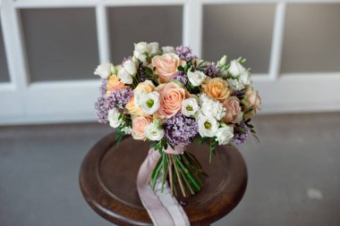 Yabani gül Vintage rustik buket Okaliptüs yeşil yaprakları ve hafif bir arka plan üzerinde leylak dalları devedikeni ile Karanfiller.