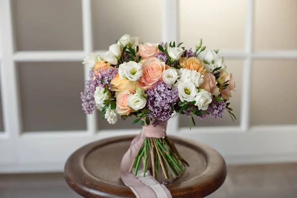 Bouquet rustique vintage de roses sauvages Oeillets aux feuilles vertes d'eucalyptus et chardon de brindilles lilas sur fond clair . — Photo