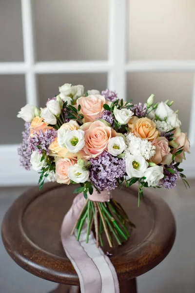 Yabani gül Vintage rustik buket Okaliptüs yeşil yaprakları ve hafif bir arka plan üzerinde leylak dalları devedikeni ile Karanfiller.