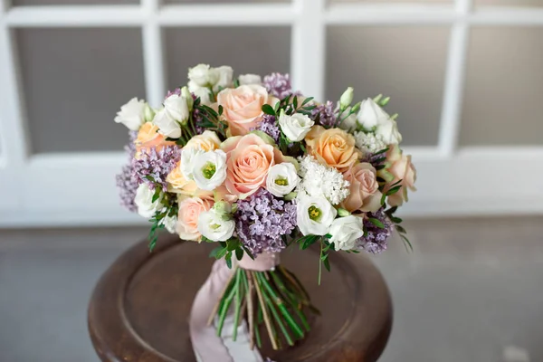 Yabani gül Vintage rustik buket Okaliptüs yeşil yaprakları ve hafif bir arka plan üzerinde leylak dalları devedikeni ile Karanfiller.