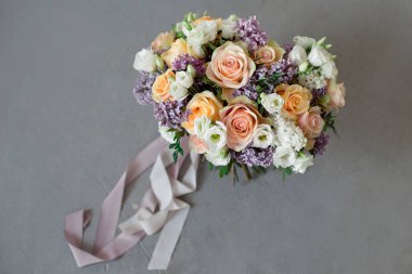 Kapalı kapalı yuvarlak beyaz masa üzerinde çiçek Yakın çekim buket.