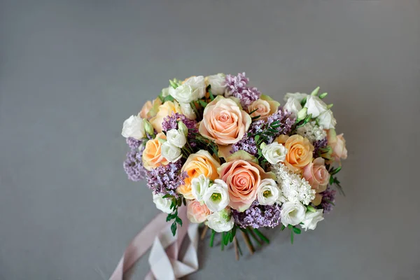 Gros plan bouquet de fleurs sur la table ronde blanche à l'intérieur . — Photo