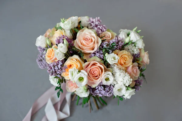 Gros plan bouquet de fleurs sur la table ronde blanche à l'intérieur . — Photo