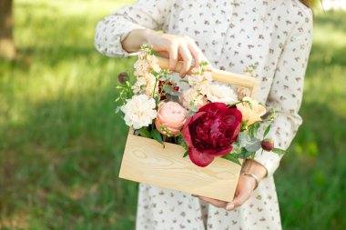 Şeftali gül, şakayık, kırmızı gül, ahşap bir kutu içinde paketlenmiş yapılmış benzersiz el yapımı hediye.