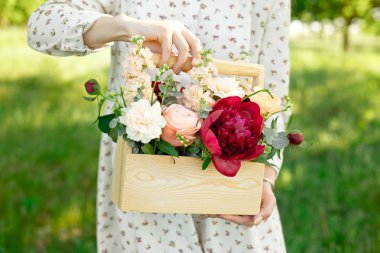Şeftali gül, şakayık, kırmızı gül, ahşap bir kutu içinde paketlenmiş yapılmış benzersiz el yapımı hediye.