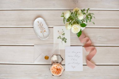 Ahşap arka plan süslemeleri ile Düğün davetiye kartı. Rustik Düğün Havai görünümü. Düz lay, üst görünüm düğün davetiye kartı Şablonlar.