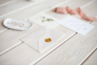 Kadınsı düğün masaüstü mock-up boş kağıt kartı ve okaliptüs populus şube beyaz eski püskü tablo arka plan ile. Boş alanı. Stok fotoğraf, web afiş tarz. Düz yatıyordu, en iyi görünümü.