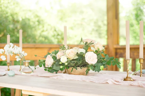 우아한 흰 꽃과 칼 날, 저녁 식사 테이블 장식 아름 다운 축제 테이블 설정. — 스톡 사진