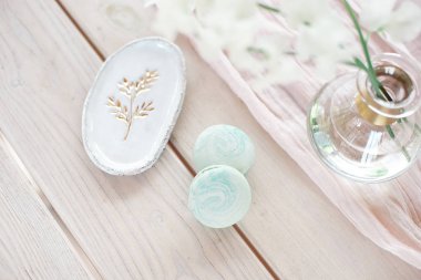 Ahşap düz yatıyordu copyspace tatlı fransız macaroons. Ahşap tahta üzerinde üç mor makaron sette üst voew, ahşap masa üzerinde çapraz yalan, geçersiz.