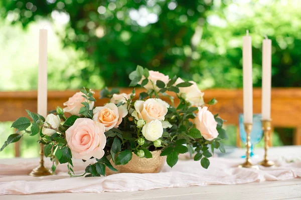 접시 나이프, 포크, 치즈, 와인, 와인 잔, 구리 꽃병에 꽃을 곁들인 2인용 저녁 식사 용 테이블 장식 — 스톡 사진